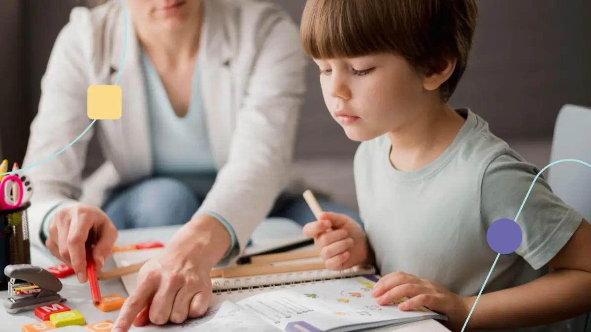 Menino com dislexia tentando compreender o que está escrito em caderno. Ele tem ajuda de professora.