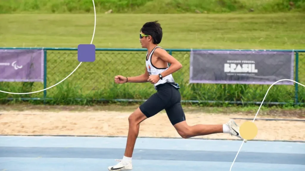 Atleta correndo em pista olímpica. Ele treina para os Jogos Paralímpicos