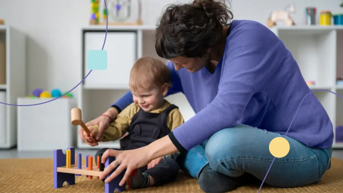 Mãe praticando coordenação motora do filho por meio de brincadeiras.