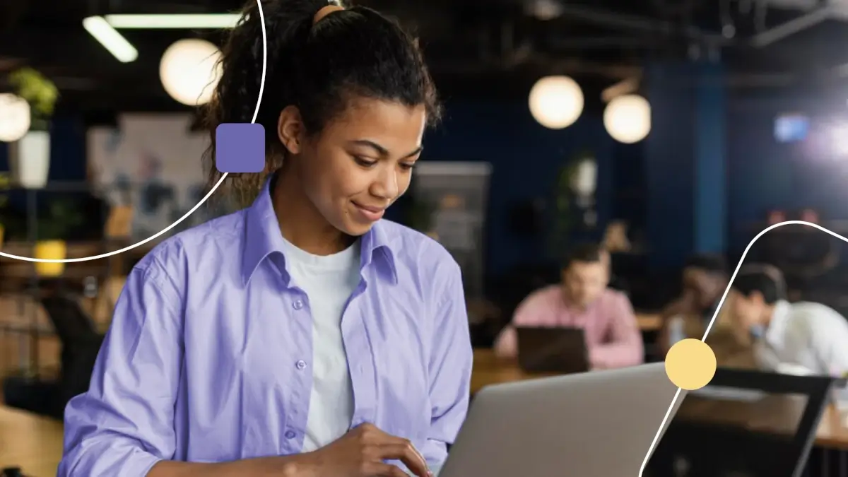 Mulher lendo a transcrição feita pelo Notas de Áudio da Genial Care