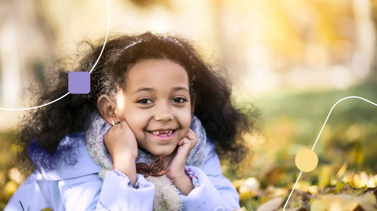 Autismo é deficiência? Menina sorridente deitada sob a grama