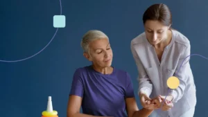 Terapeuta ocupacional ajudando idosa no Dia do terapeuta ocupacional