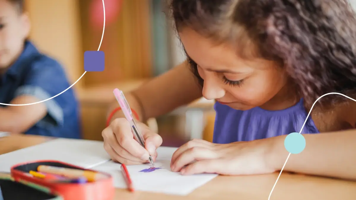 Menina praticando letra cursiva em sala de aula