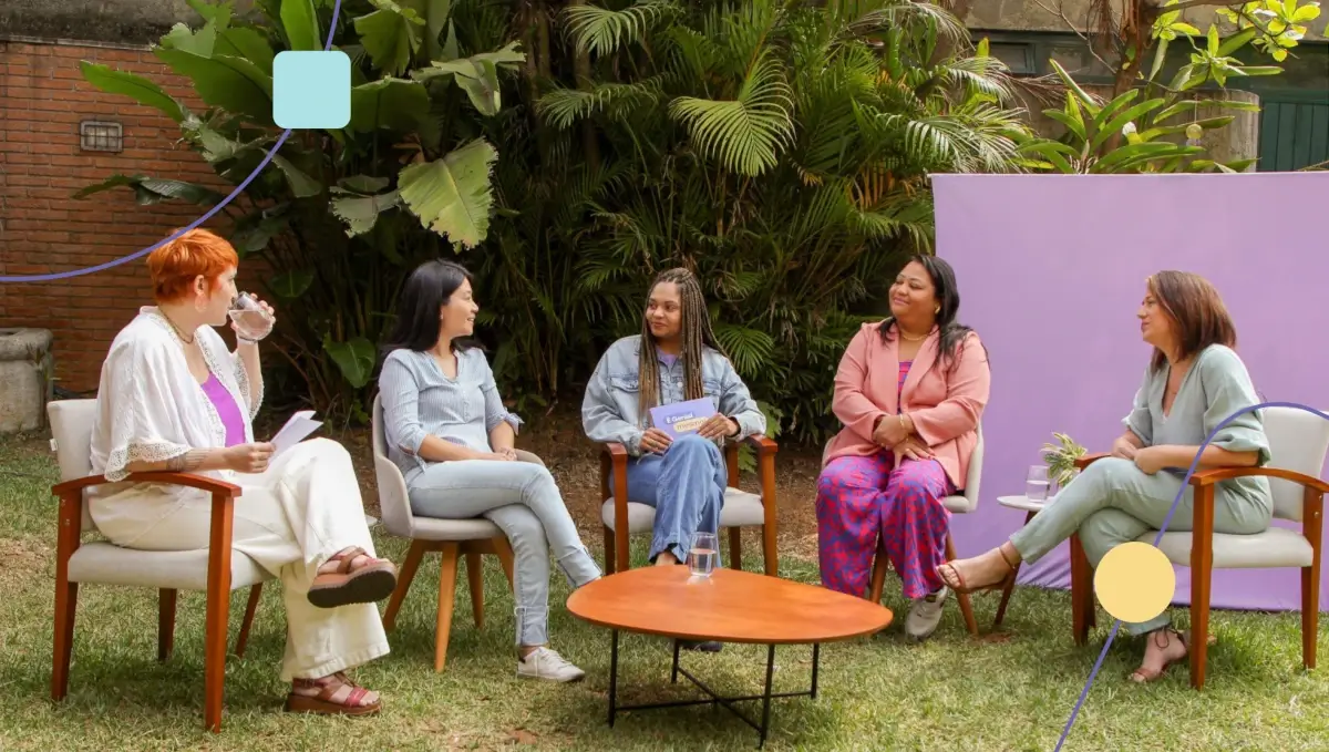 Mulheres sentadas em roda de conversa debatendo o papel do terapeuta no desenvolvimento das crianças com autismo