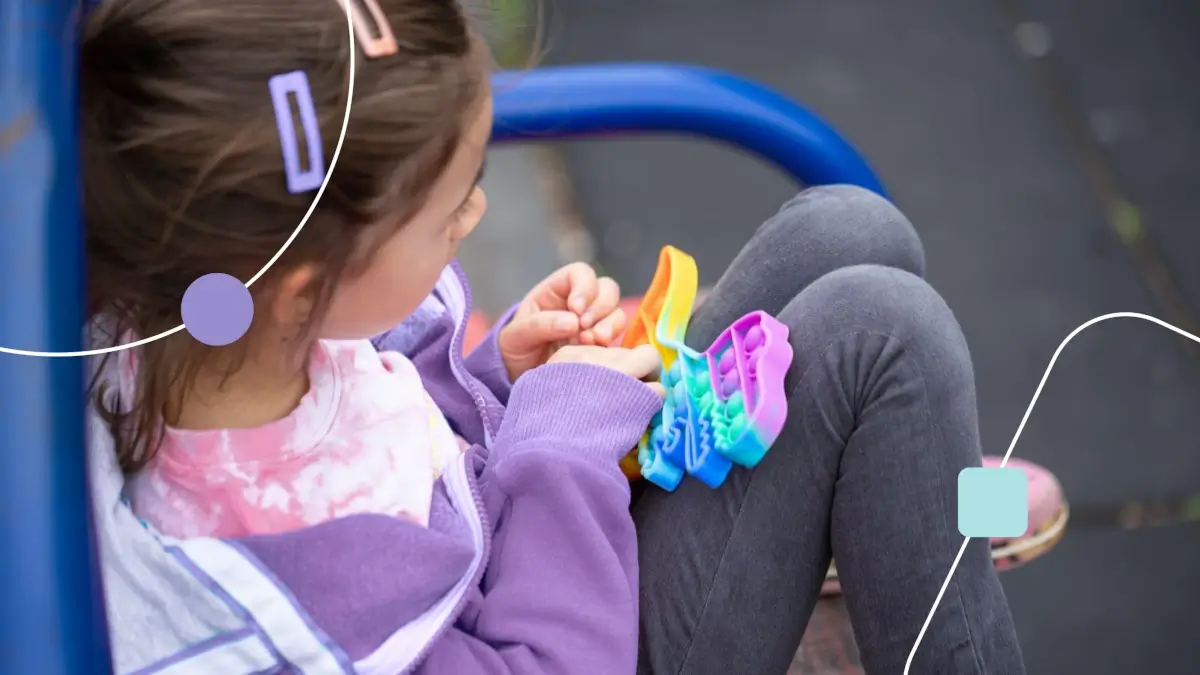 Uma das características do autismo é o hiperfoco em brinquedos ou objetos, como a menina da foto.