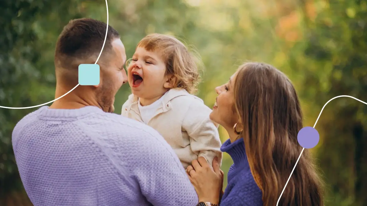 Família feliz sabendo que conseguirá o tratamento de autismo na Bradesco Saúde para seu filho.