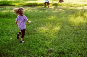 Menina autsta correndo no parque, Essa ação e chamada de Eloping