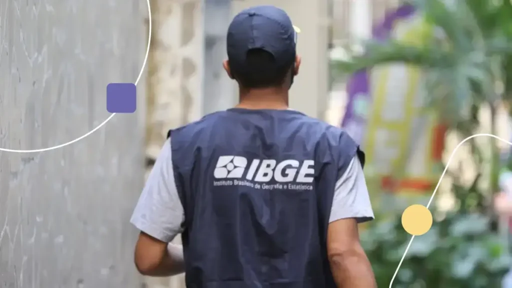 Trabalhador do Censo IBGE andando em rua. Em seu colete está escrito 'IBGE'