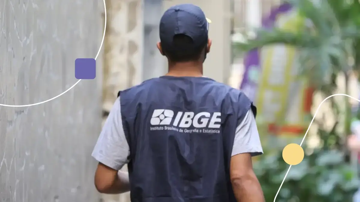 Trabalhador do Censo IBGE andando em rua. Em seu colete está escrito 'IBGE'