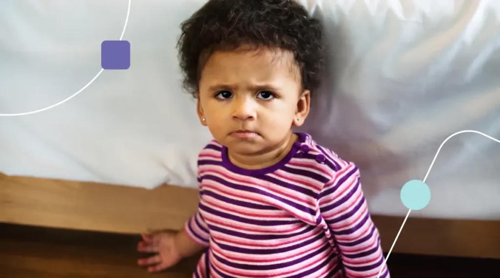 Menina apresentando crises no autismo. Ela parece estar irritada olhando para frente