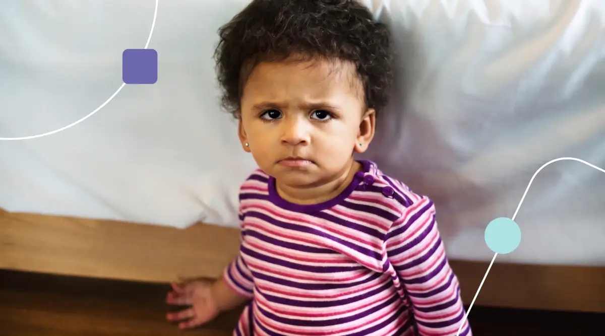 Menina apresentando crises no autismo. Ela parece estar irritada olhando para frente