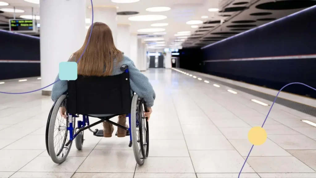 Mulher cadeirante em uma plataforma de metrô vazia.