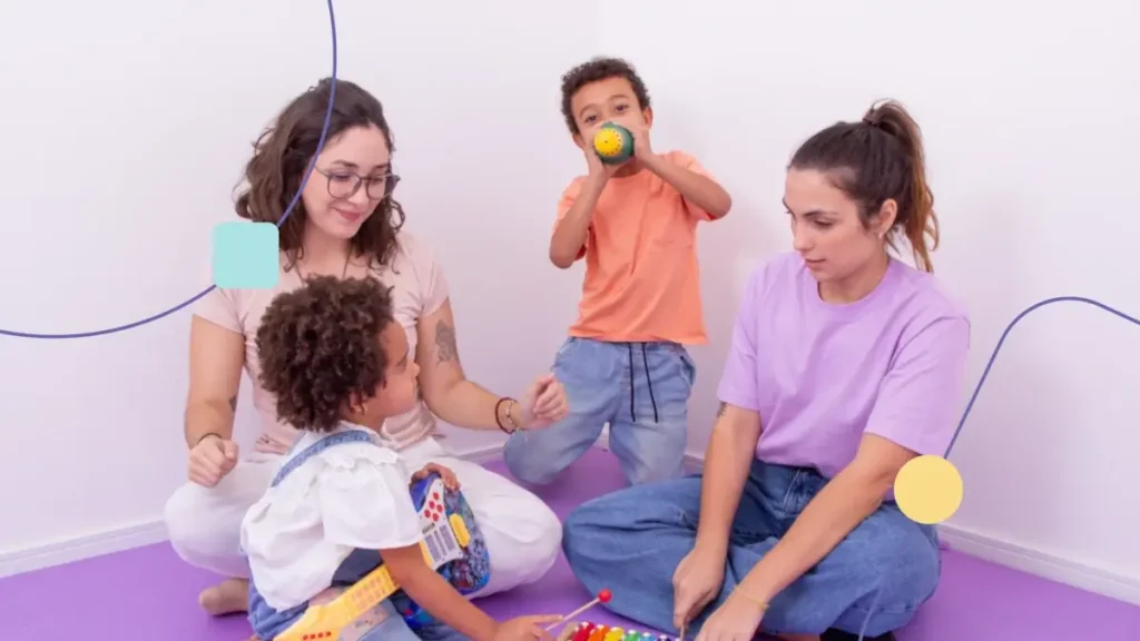 Terapeutas brincando com crianças na Genial Care, clínica de autismo em Anália Franco