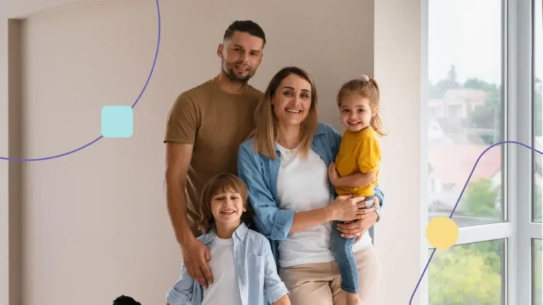 Família beneficiaria do tratamento de autismo na Omint feliz em pose para fotografia em casa.