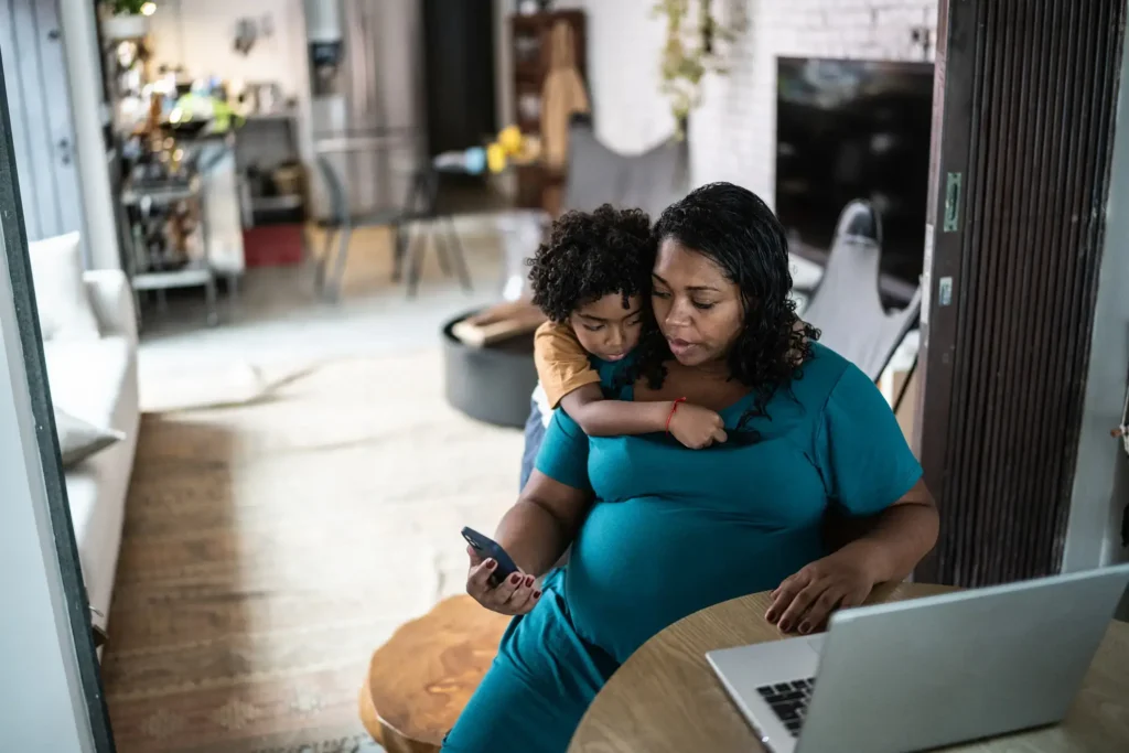 Mãe e filho olhando informações no celular.