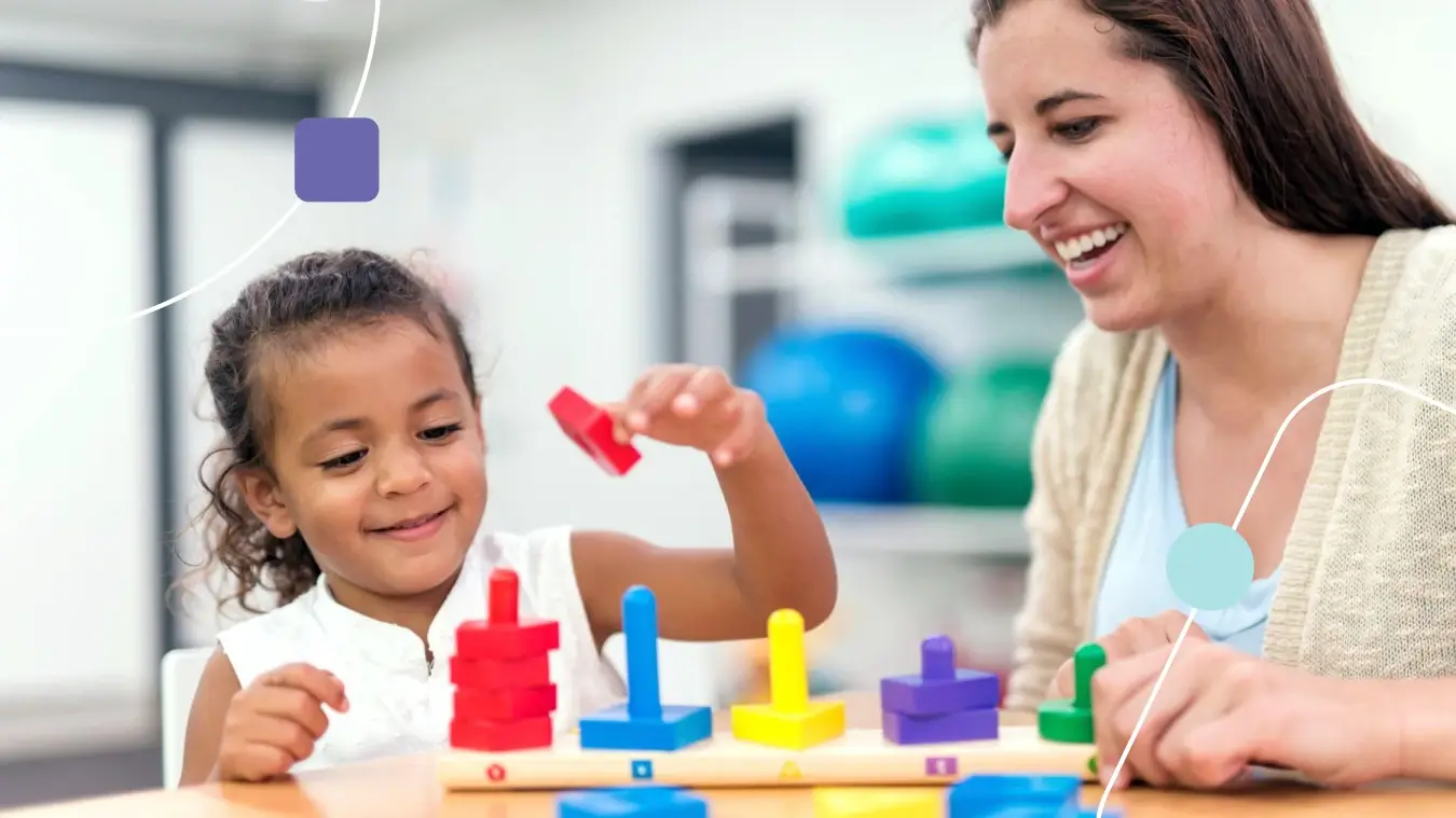 Mãe feliz, brincando com sua filha. Ela acabara de saber sobre a escala ATA..