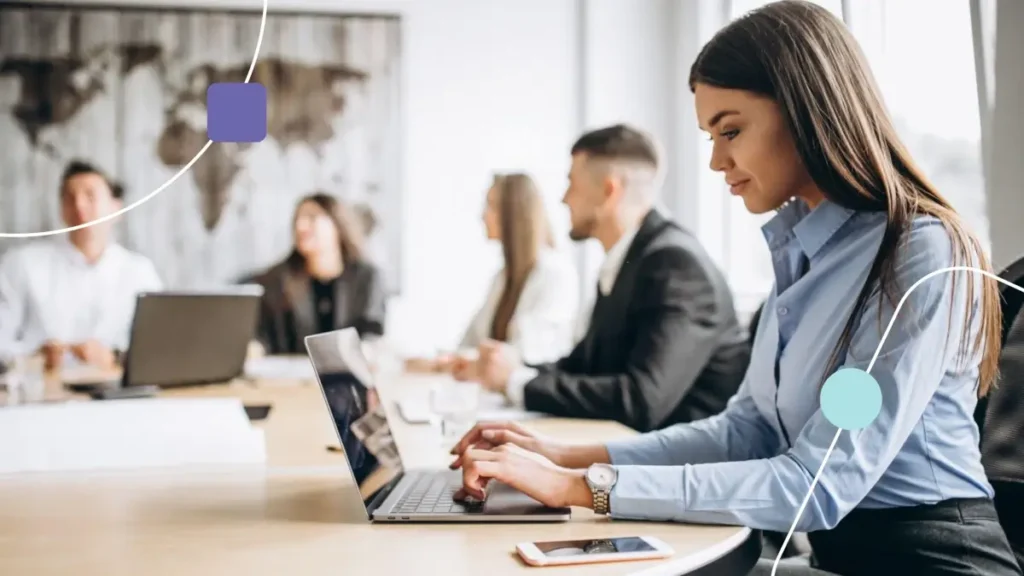 Escritório com profissionais trabalhando, A gestão possível uma comunicação clara com as pessoas no espectro autista.