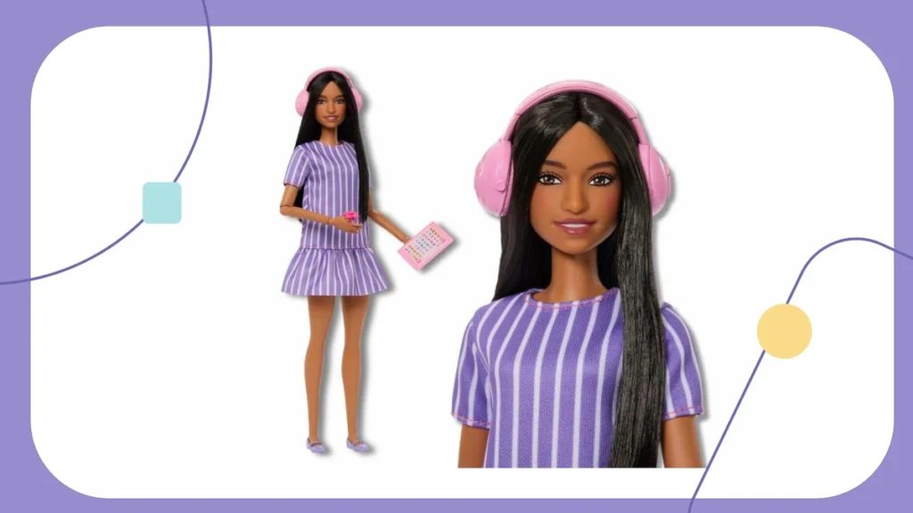 Nova Barbie Autista da Mattel. A boneca veste um pijama roxo, usa fones de ouvido e segura um caderno.