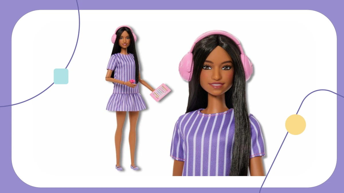 Nova Barbie Autista da Mattel. A boneca veste um pijama roxo, usa fones de ouvido e segura um caderno.
