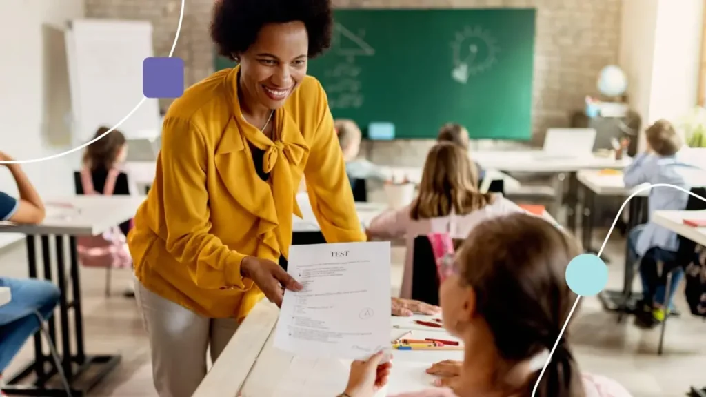 Professora em sala de aula praticando métodos de ensino de alunos autistas.
