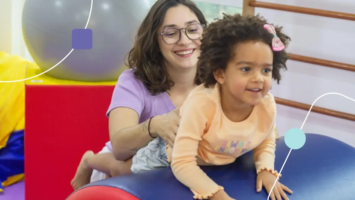 Terapeuta em sessão com uma nenina autista. Ela está praticando métodos do modelo clínico do aprendizado à autonomia