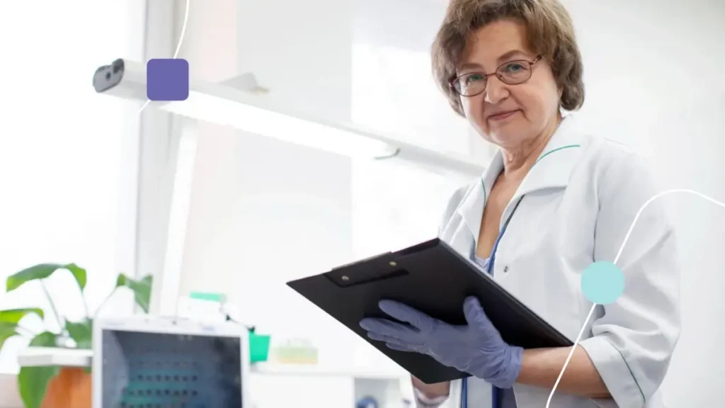 Doutora com prancheta nas mãos pesquisando informações sobre autismo profundo.