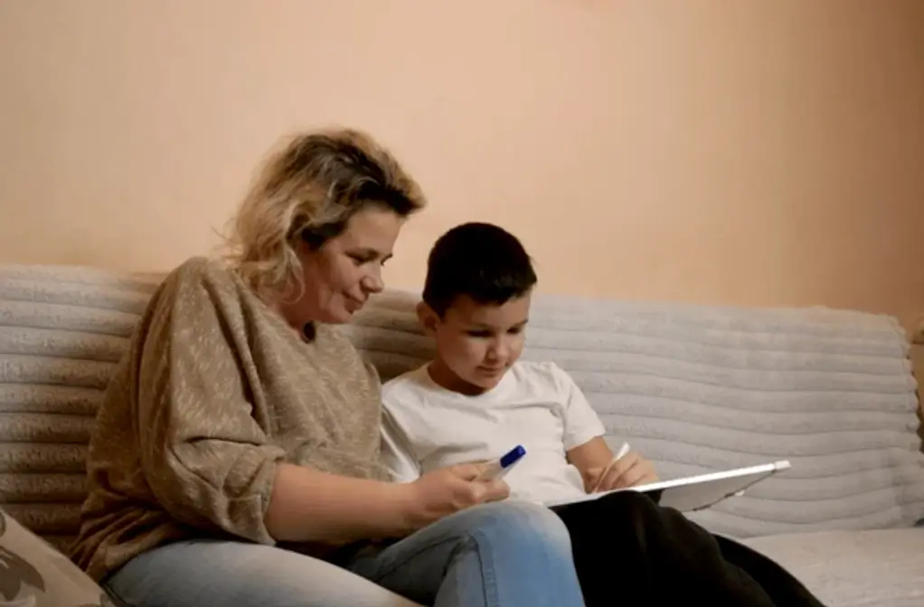 interocepção: mãe e filho desenhando