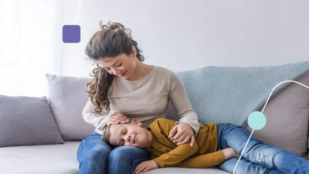 Mãe fazendo seu filho descansar depois de diversas Atividades para autismo.