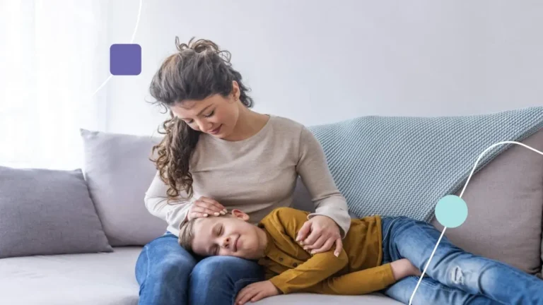 Mãe fazendo seu filho descansar depois de diversas Atividades para autismo.