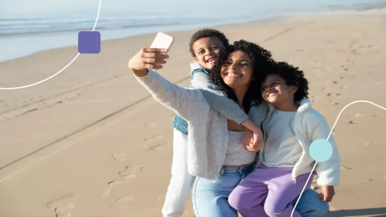 Mãe com seus filhos autistas em férias na praia. Momento de flexibilidade cognitiva de ambos.