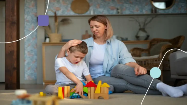 Mãe praticando regulação emocional com filho autista que está triste devido a ter pedido na brincadeira.
