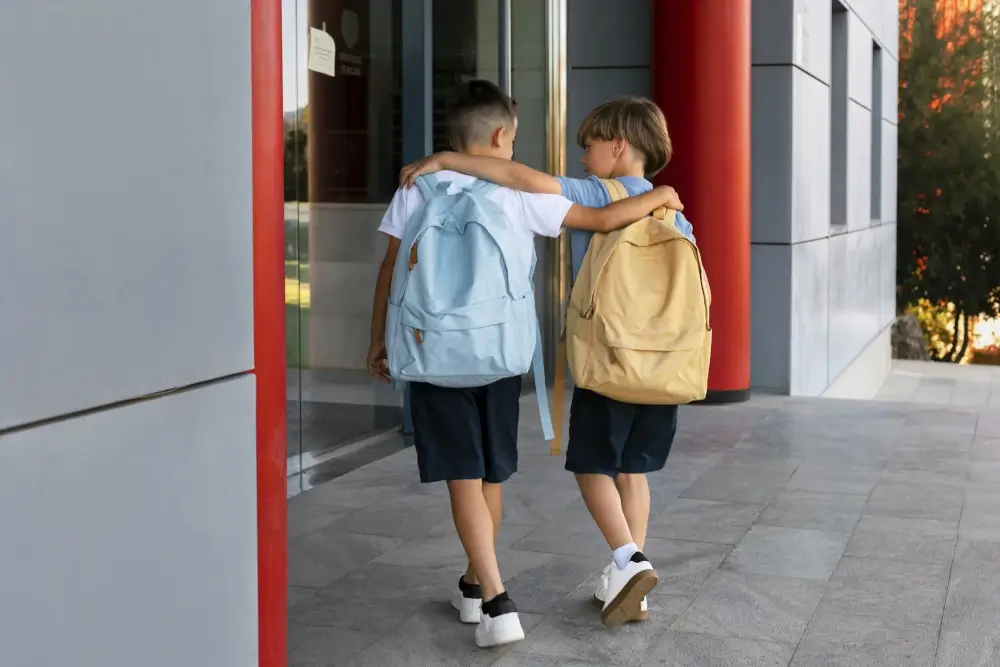 Amigos felizes e abraçados no dia da volta às aulas