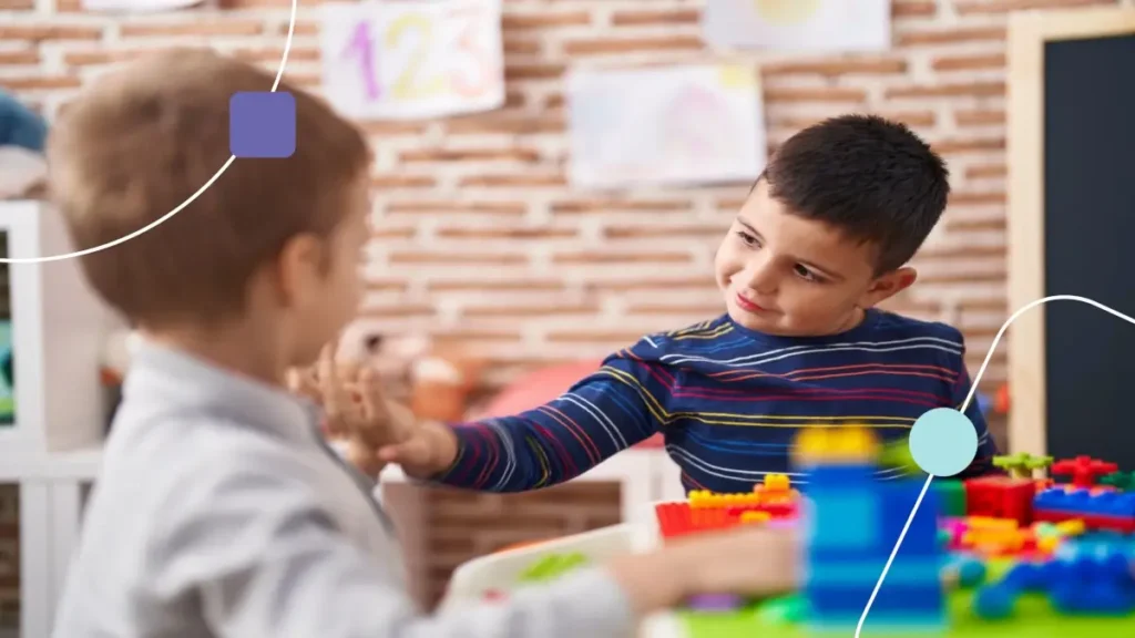 Meninos praticando a generalização ao brincar em sala de aula