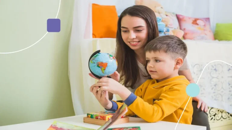 Professora mostrando matéria para criança autista na escola
