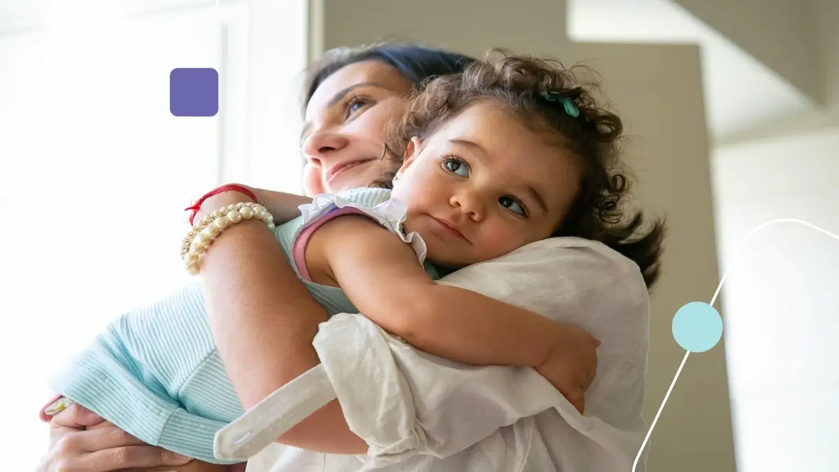 Mãe abraçando filha em 21 de setembro.